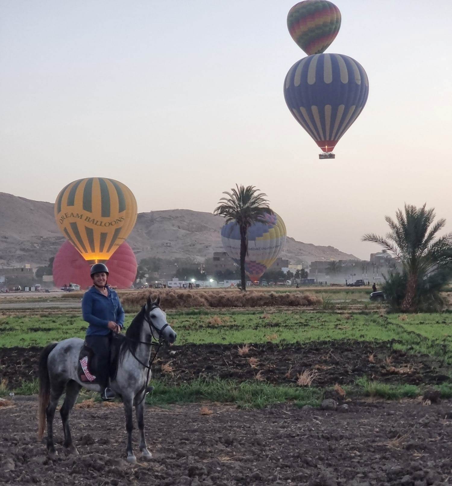 السياح يستمتعون خلال تحليق البالون بالبر الغربي