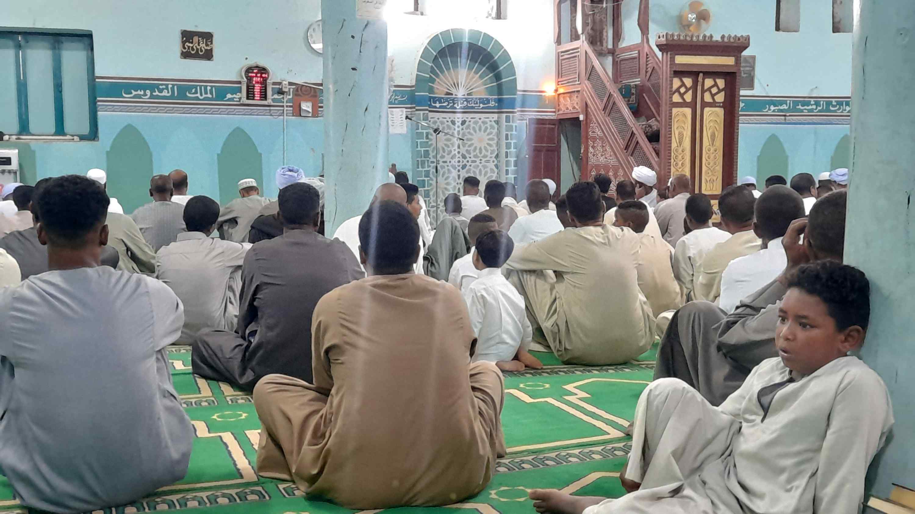 آلاف المصلين يؤدون صلاة عيد الأضحى بالمساجد (2)