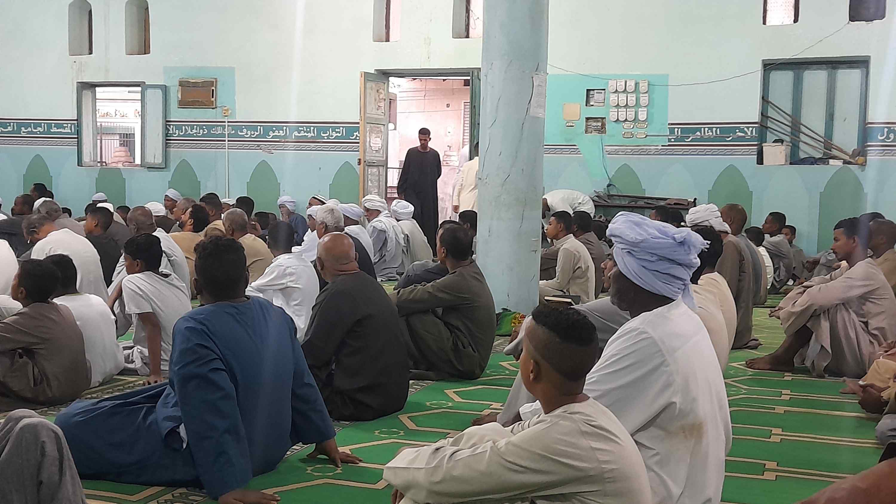 آلاف المصلين يؤدون صلاة عيد الأضحى بالمساجد (3)