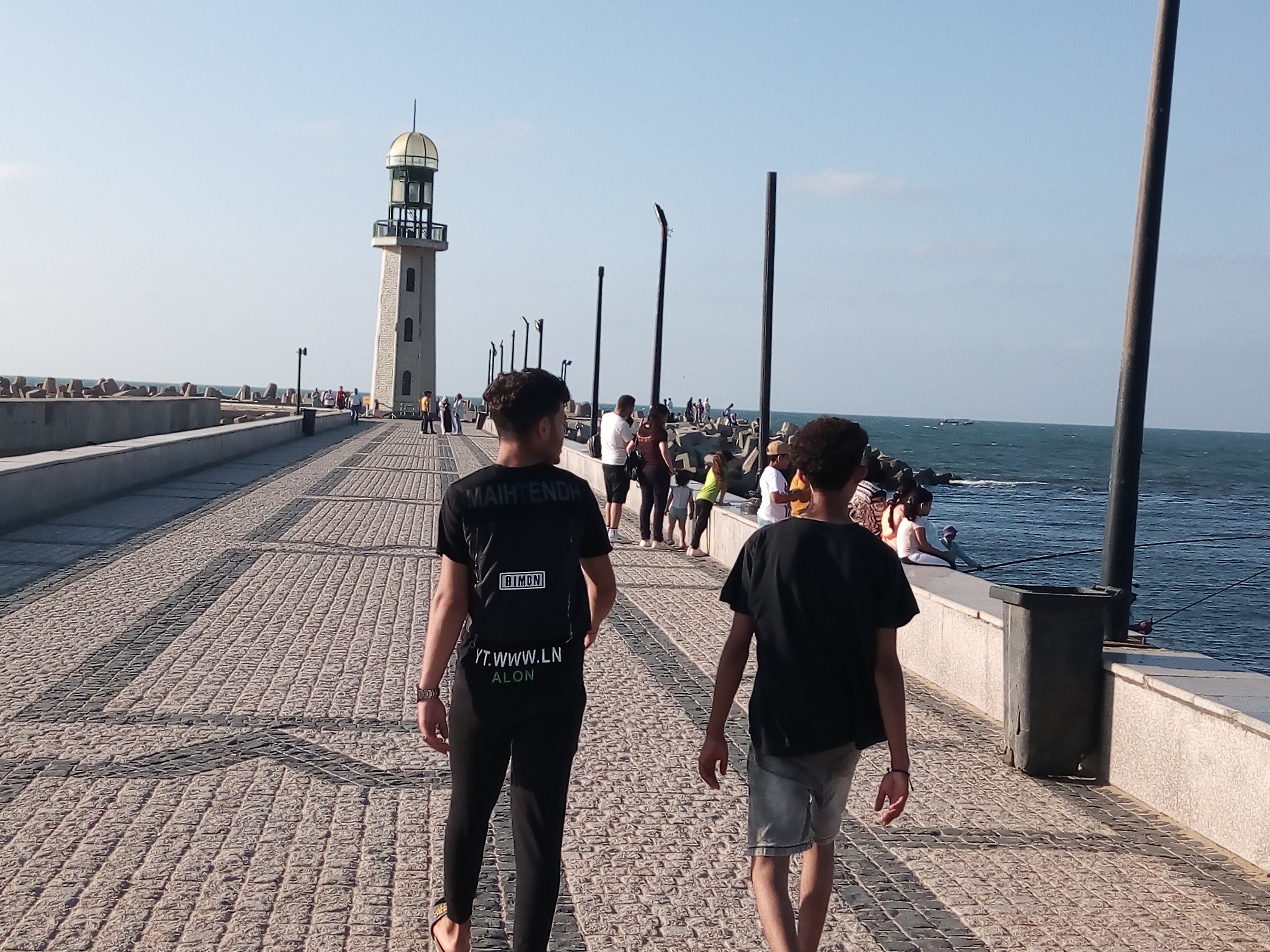 توافد المواطنين على رأس البر (1)