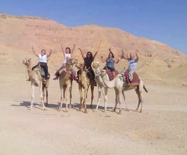 الأفواج السياحية تستمتع بسفاري الجمال