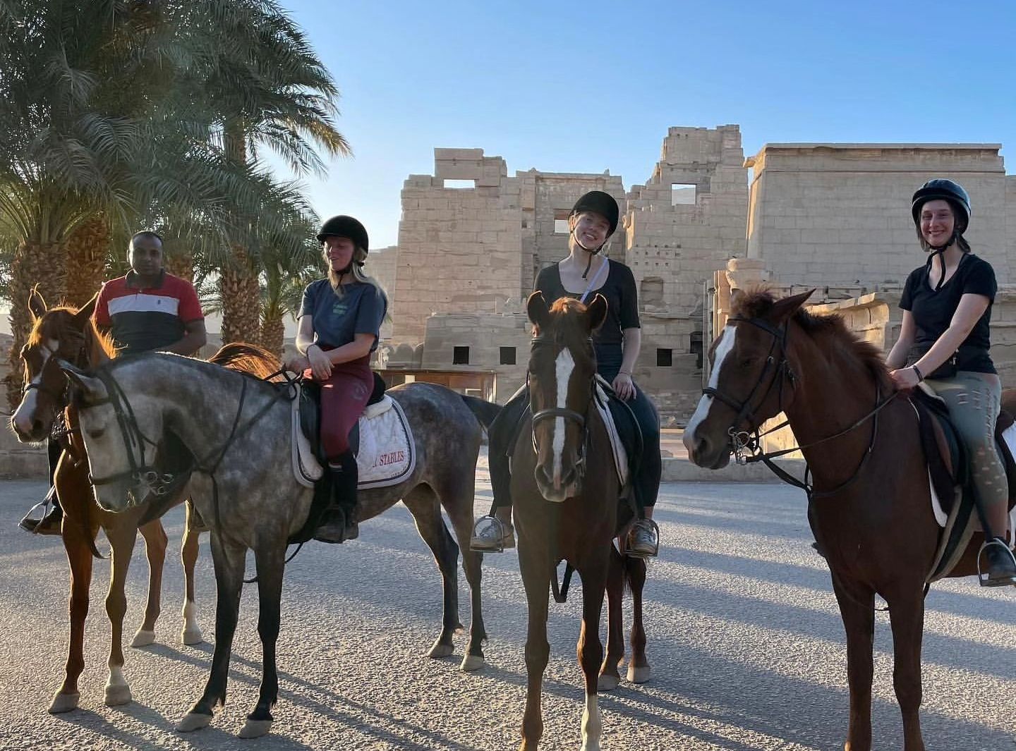 السياح يستمتعون برحلات سفاري الخيول بين المعابد