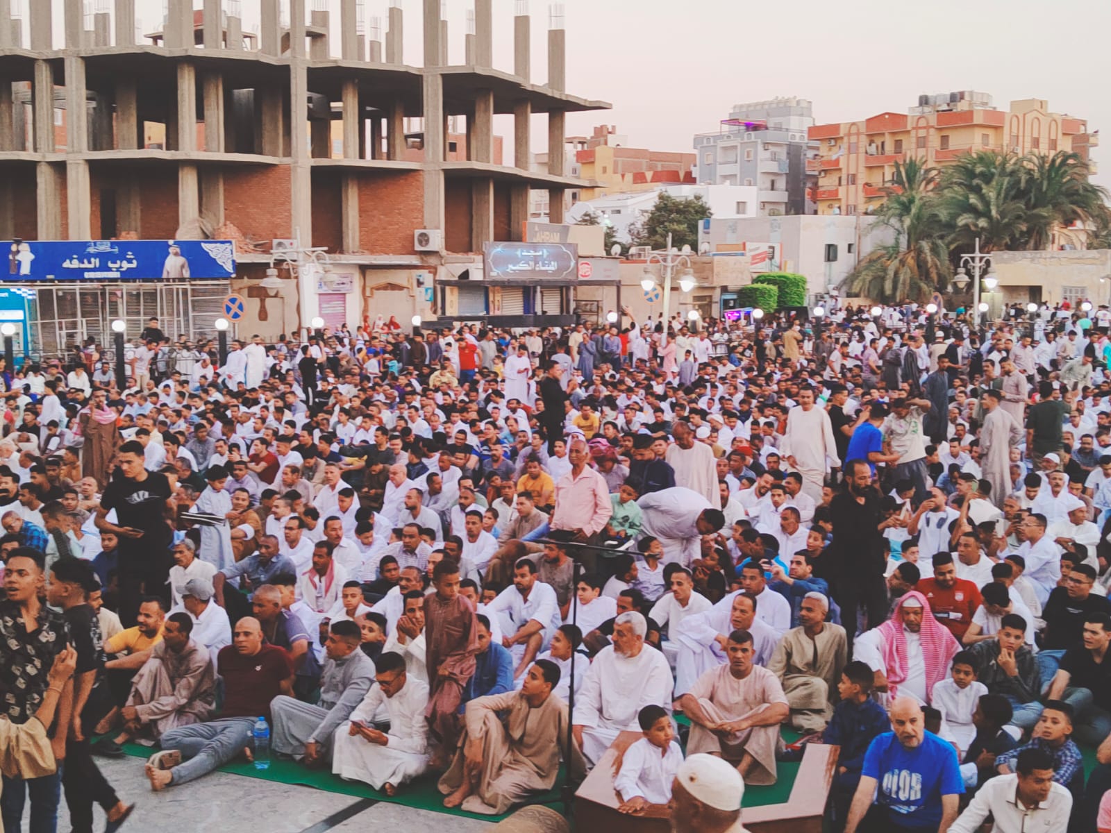 صلاة العيد فى ساحة مسجد الميناء الكبير 
