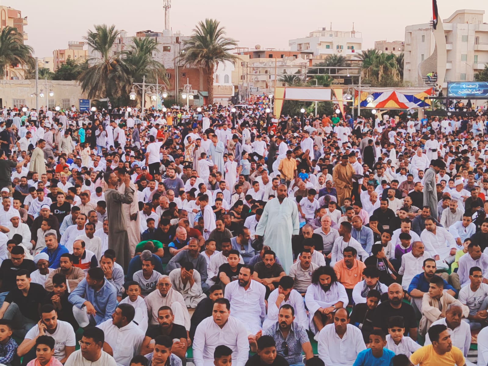 الآلاف فى ساحة مسجد الميناء الكبير