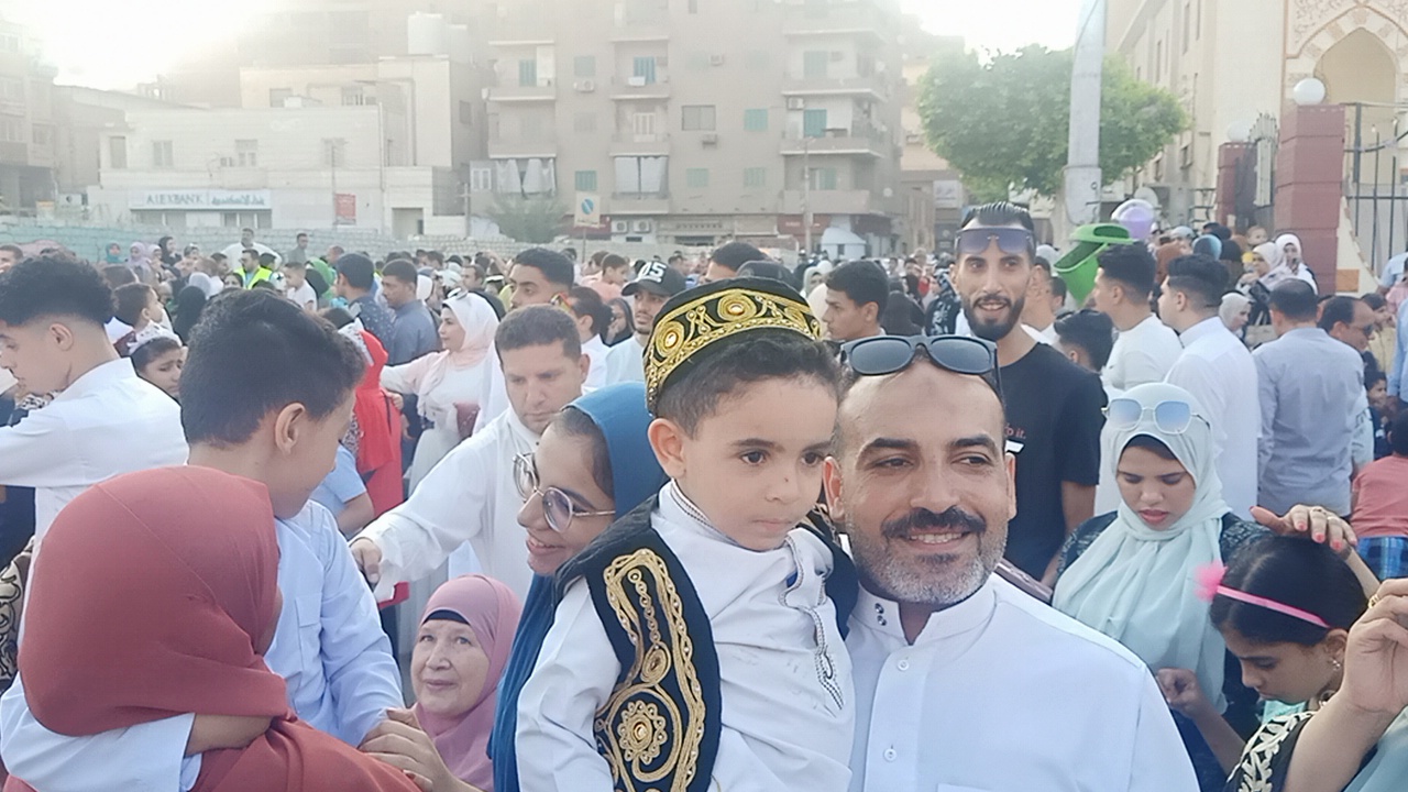 الاطفال يحتفلون بالعيد