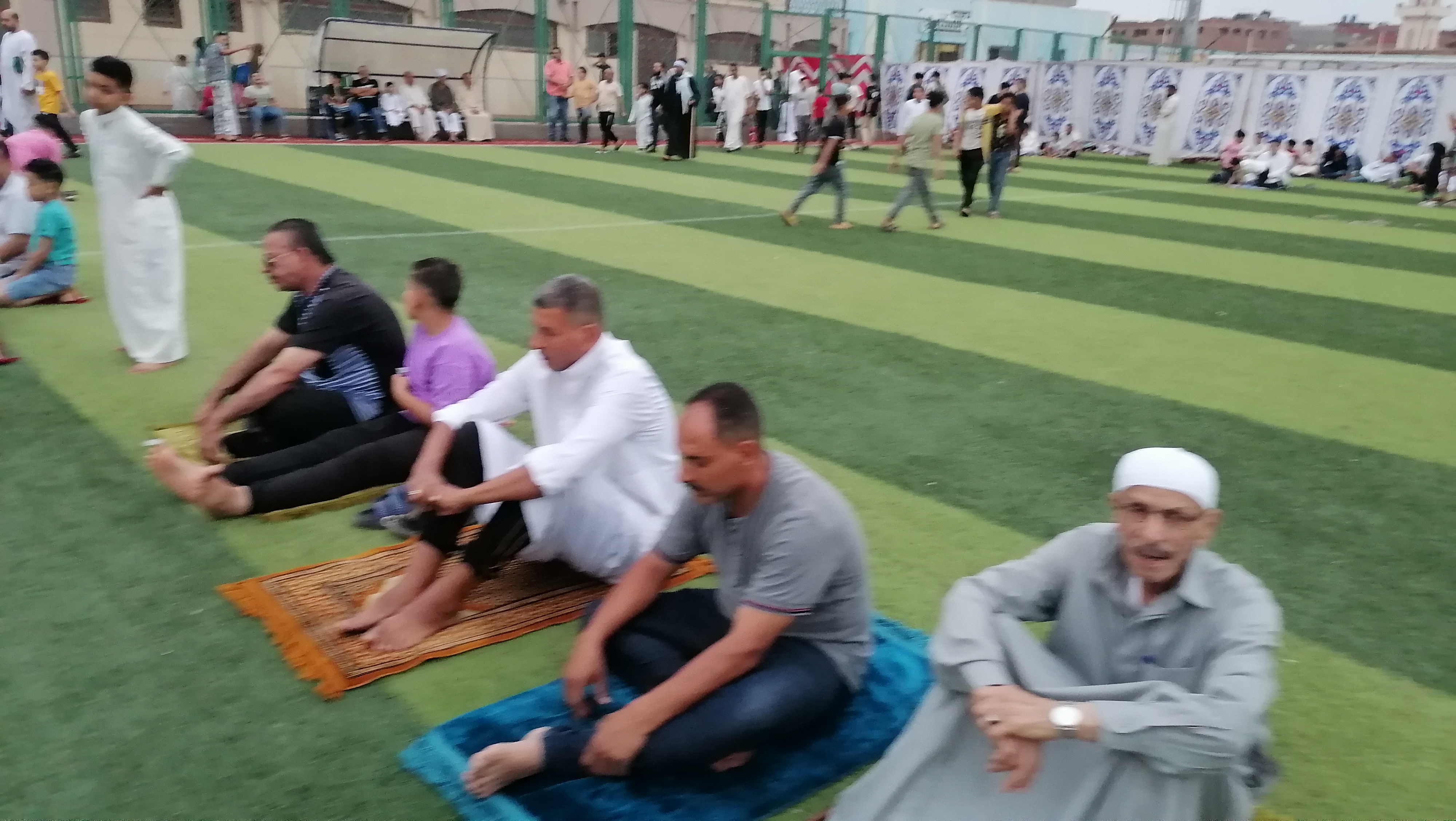 إقبال المواطنين بالدقهلية على المساجد والساحات (4)