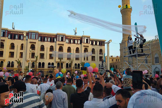 مئات البلالين تتساقط على المصلين بمسجد الحسين (2)