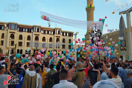 مئات البلالين تتساقط على المصلين بمسجد الحسين (14)