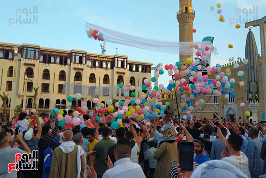 مئات البلالين تتساقط على المصلين بمسجد الحسين (11)