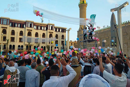 مئات البلالين تتساقط على المصلين بمسجد الحسين (3)