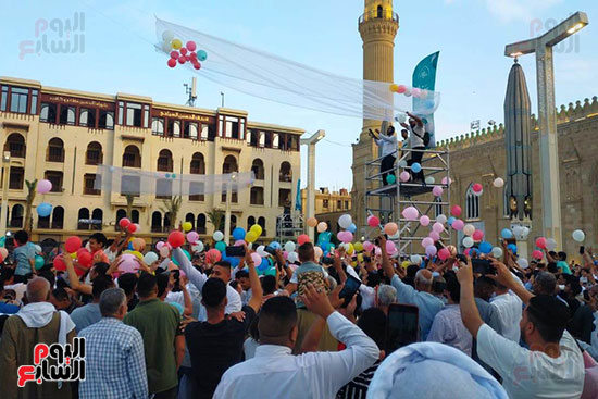 مئات البلالين تتساقط على المصلين بمسجد الحسين (8)