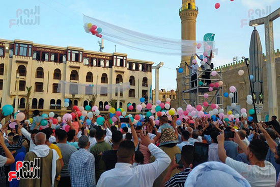 مئات البلالين تتساقط على المصلين بمسجد الحسين (10)