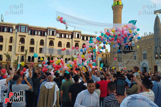 مئات البلالين تتساقط على المصلين بمسجد الحسين (5)