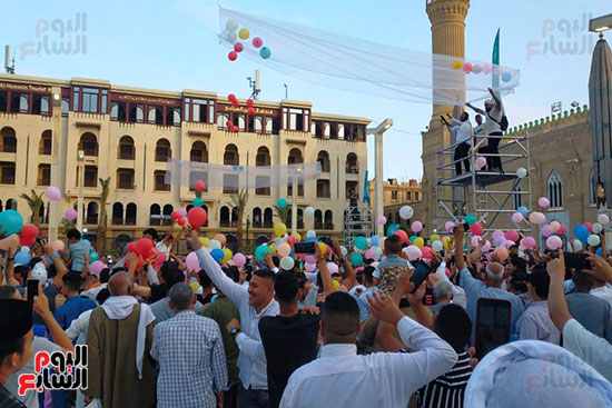 مئات البلالين تتساقط على المصلين بمسجد الحسين (1)