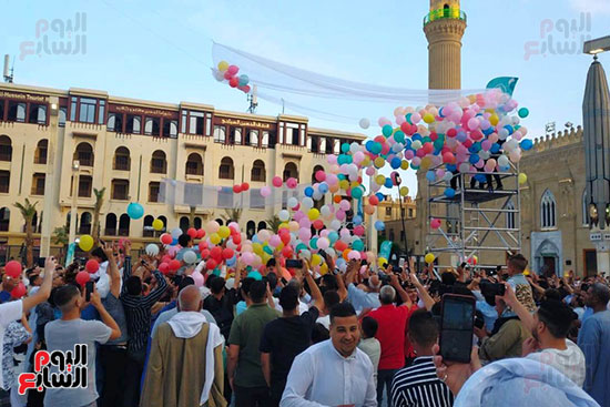 مئات البلالين تتساقط على المصلين بمسجد الحسين (6)