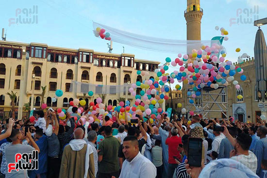 مئات البلالين تتساقط على المصلين بمسجد الحسين (7)