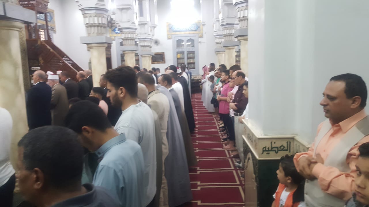  صلاة عيد الأضحى داخل المساجد والساحات (7)