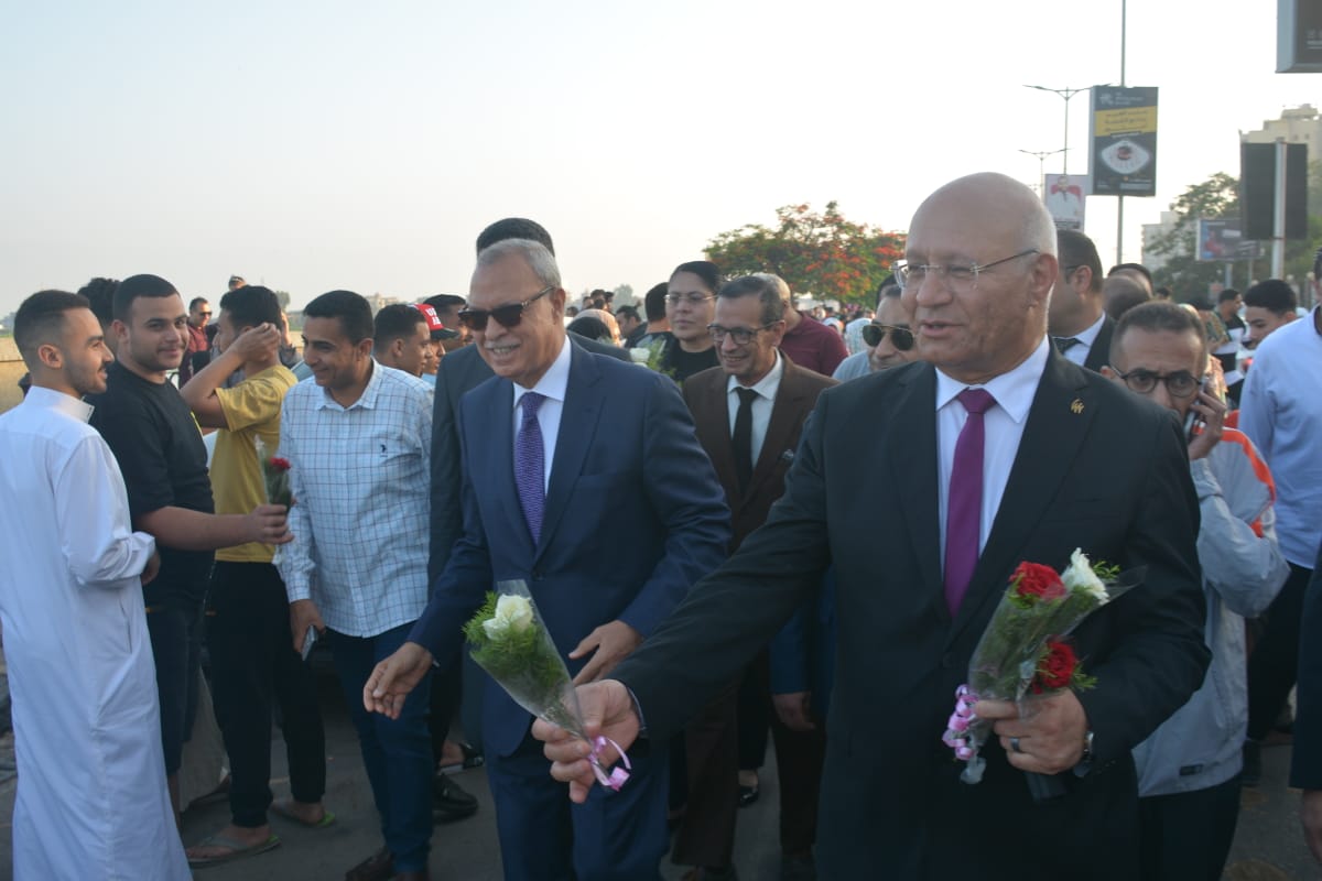 محافظ القليوبية ورئيس جامعة بنها يوزعان الورود  (9)