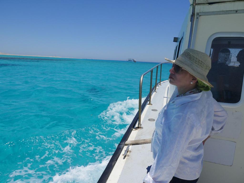 وزيرة البيئة تقود فريق محميات البحر الأحمر  بشواطىء الغردقة  (9)