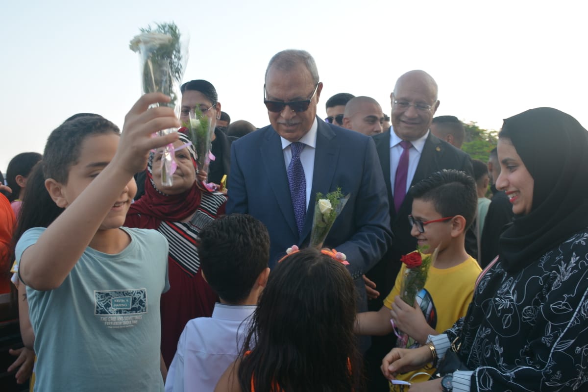 محافظ القليوبية ورئيس جامعة بنها يوزعان الورود  (6)
