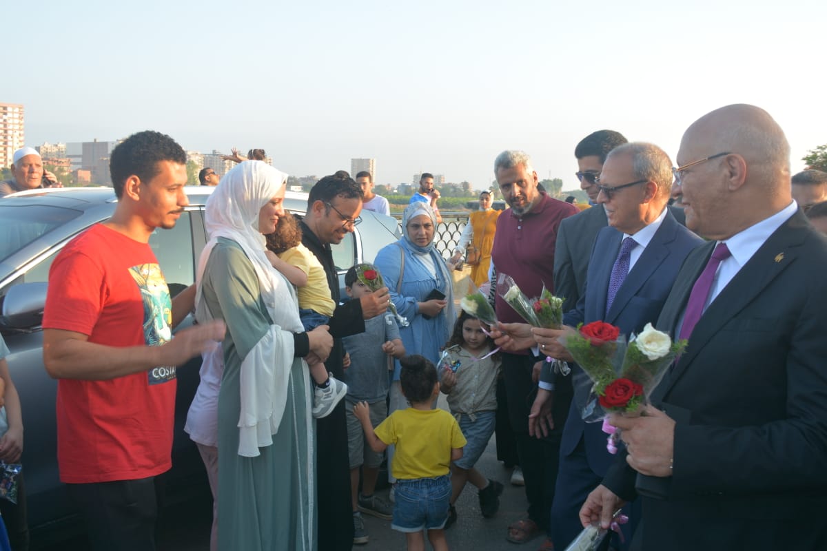 محافظ القليوبية ورئيس جامعة بنها يوزعان الورود  (7)