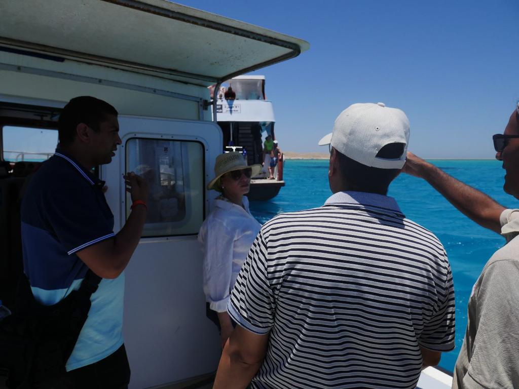وزيرة البيئة تقود فريق محميات البحر الأحمر  بشواطىء الغردقة  (6)