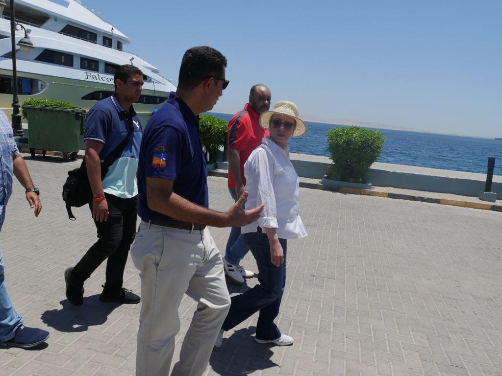 وزيرة البيئة تقود فريق محميات البحر الأحمر  بشواطىء الغردقة  (2)