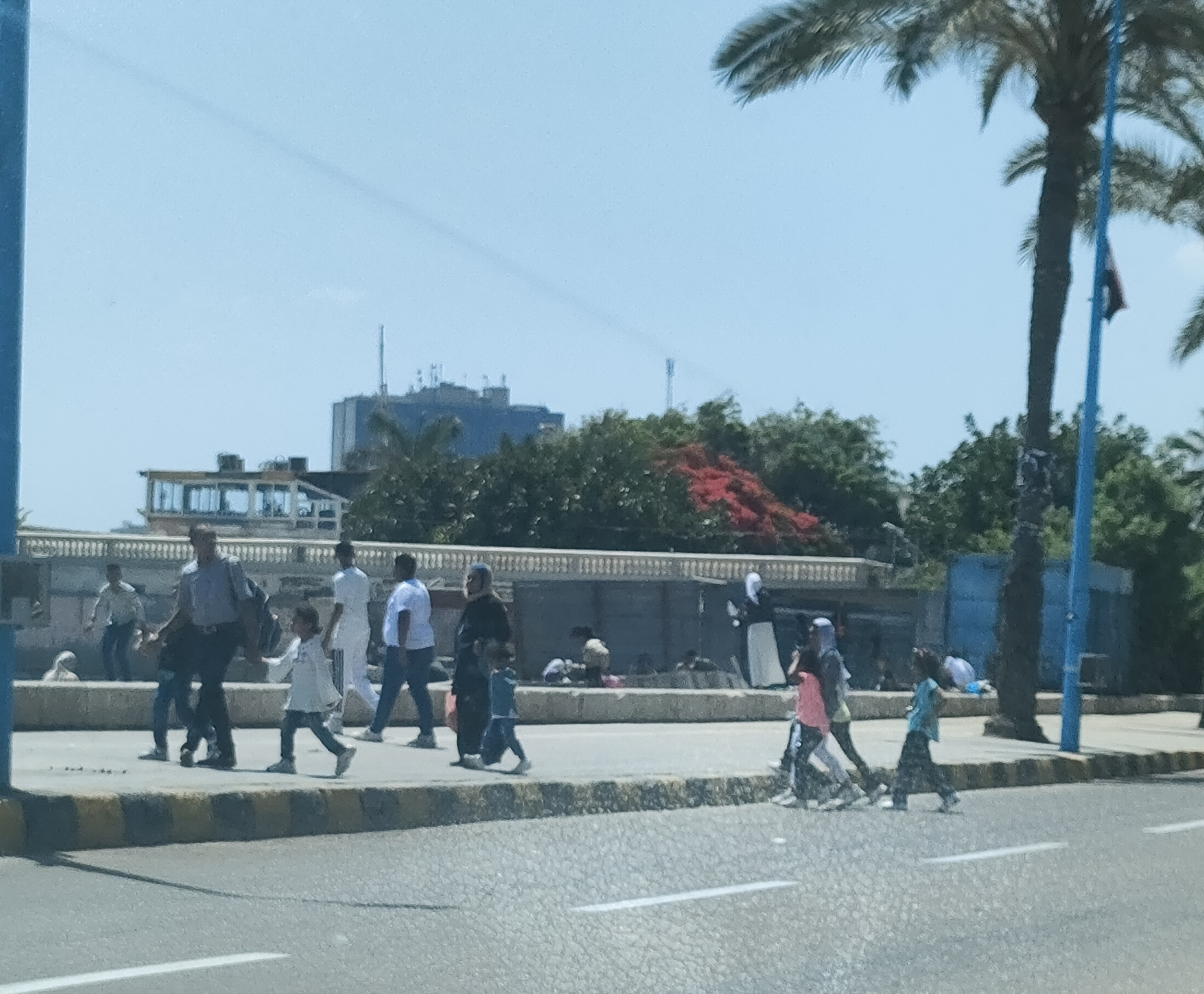 المواطنين على كورنيش الإسكندرية