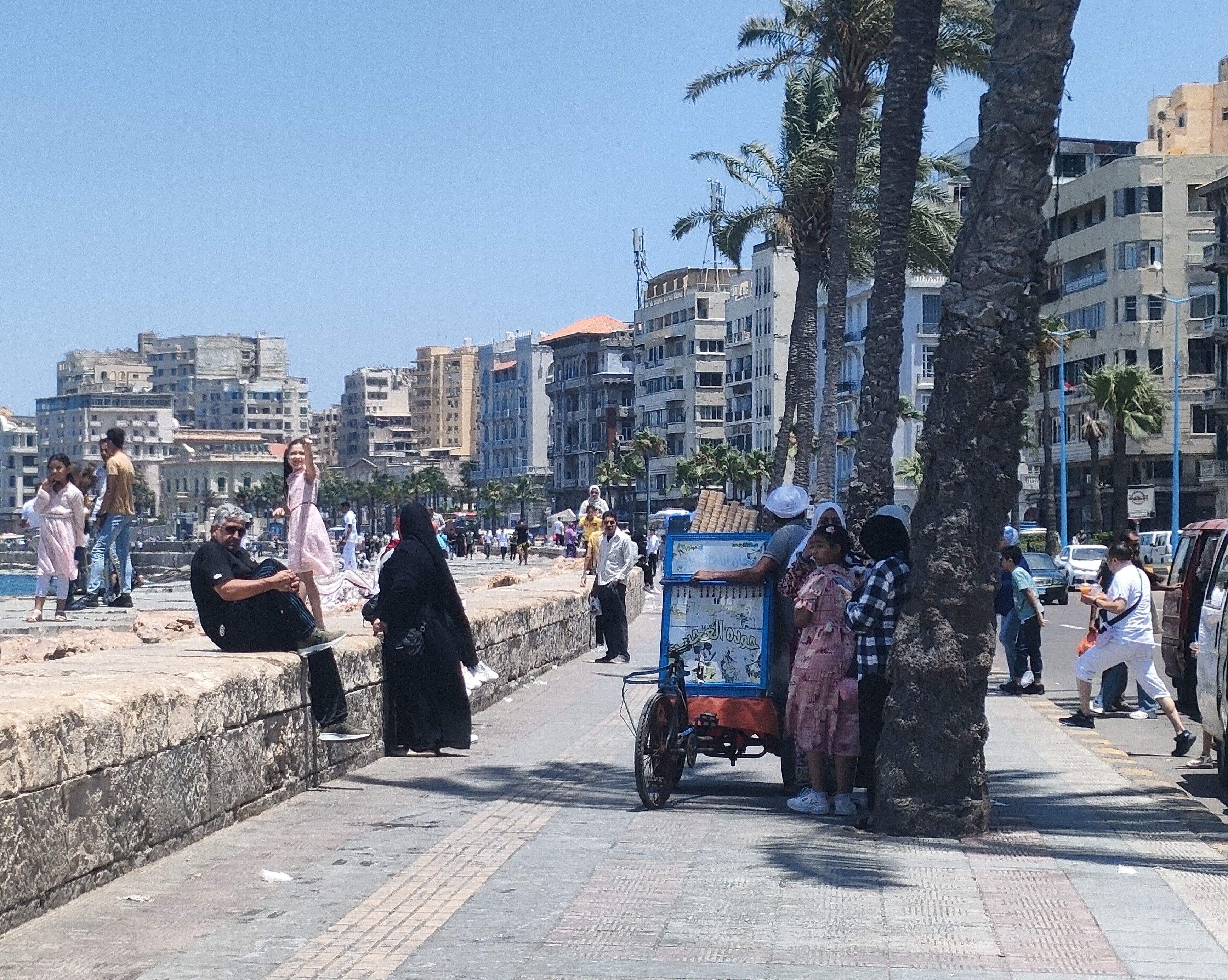 اقبال المواطنين على شراء الايس كريم بالإسكندرية