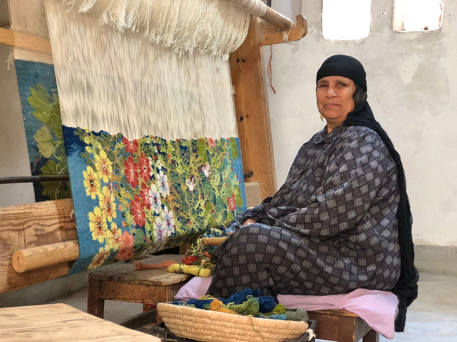 سيدات قرية الحرانية يبدعن في صناعة السجاد اليدوي
