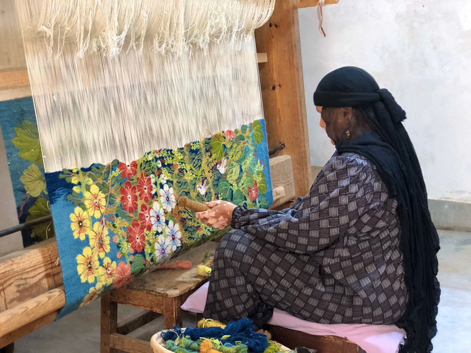 فنانات قرية الحرانية يبدعن في صناعة السجاد اليدوي