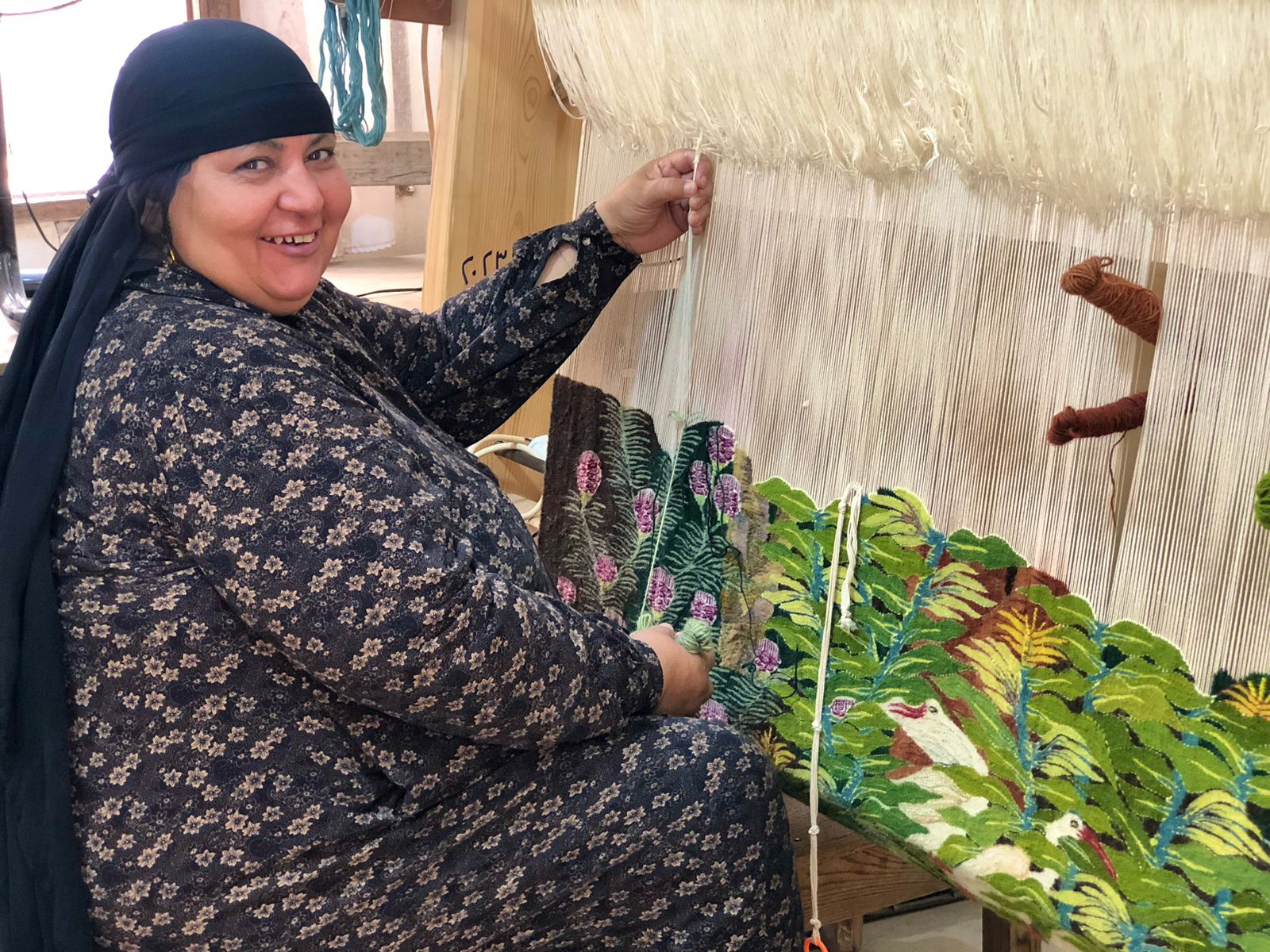 فنانة ريفية تحترف صناعة السجاد اليدوي في قرية الحرانية