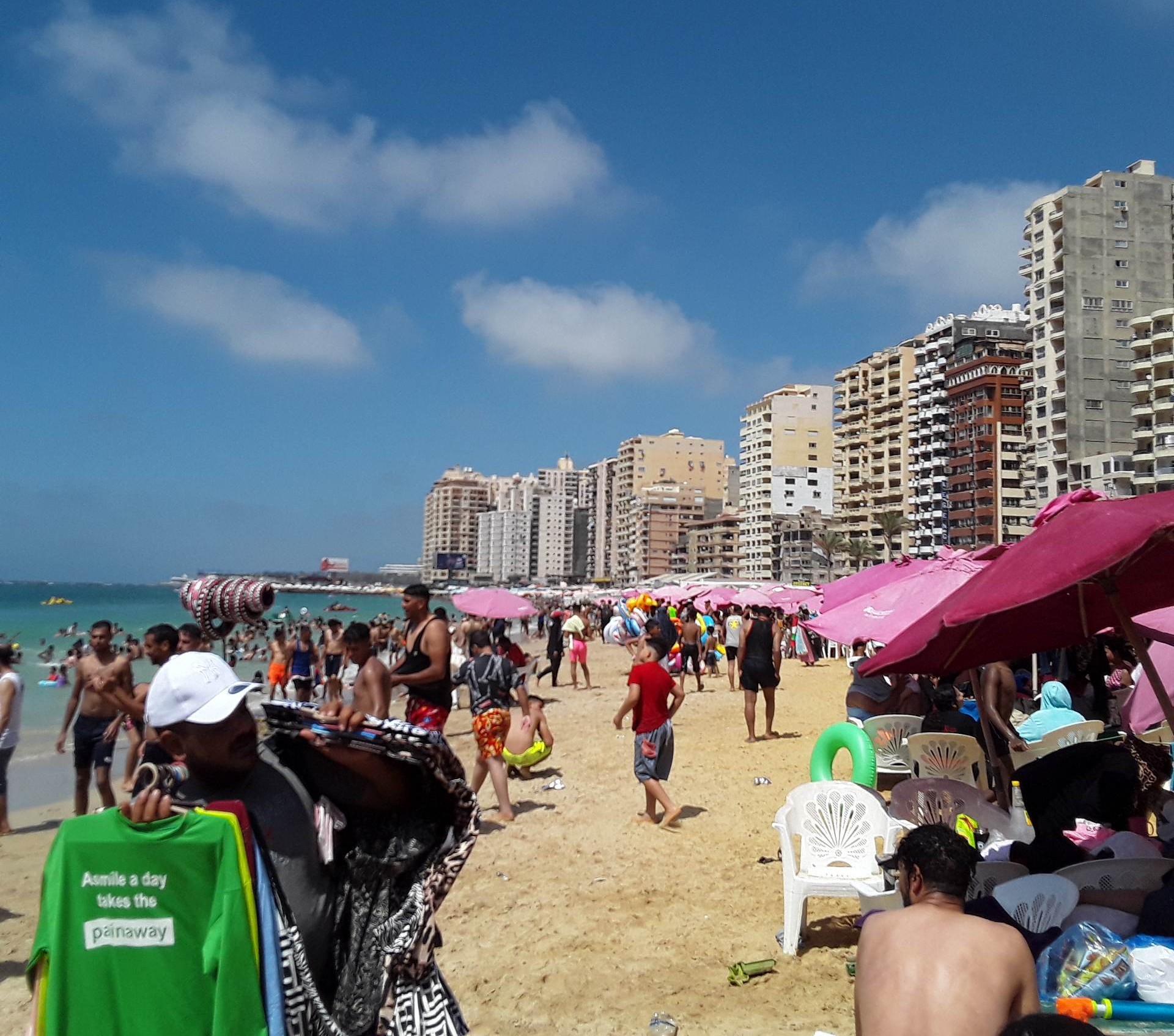 اقبال من الأسر لقضاء ثاني ايام عيد الاضحى بشواطئ الإسكندرية