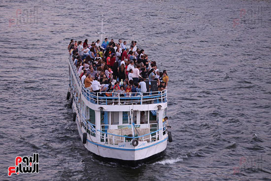 المواطنون فى المركب النيلى