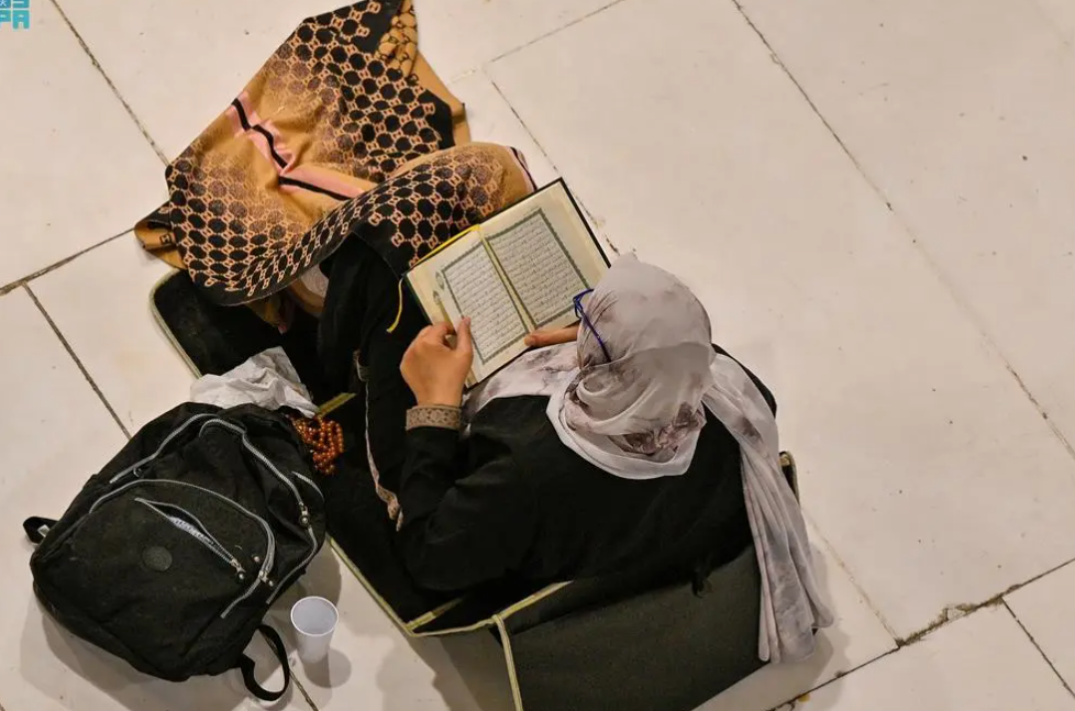 قراءة القرآن الكريم فى صحن الكعبة