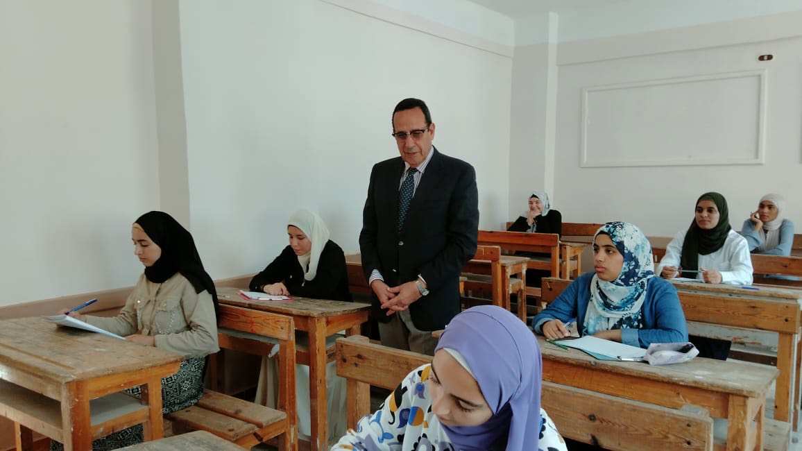 محافظ شمال سيناء يتفقد لجان امتحانات الثانوية الازهرية في العريش (4)