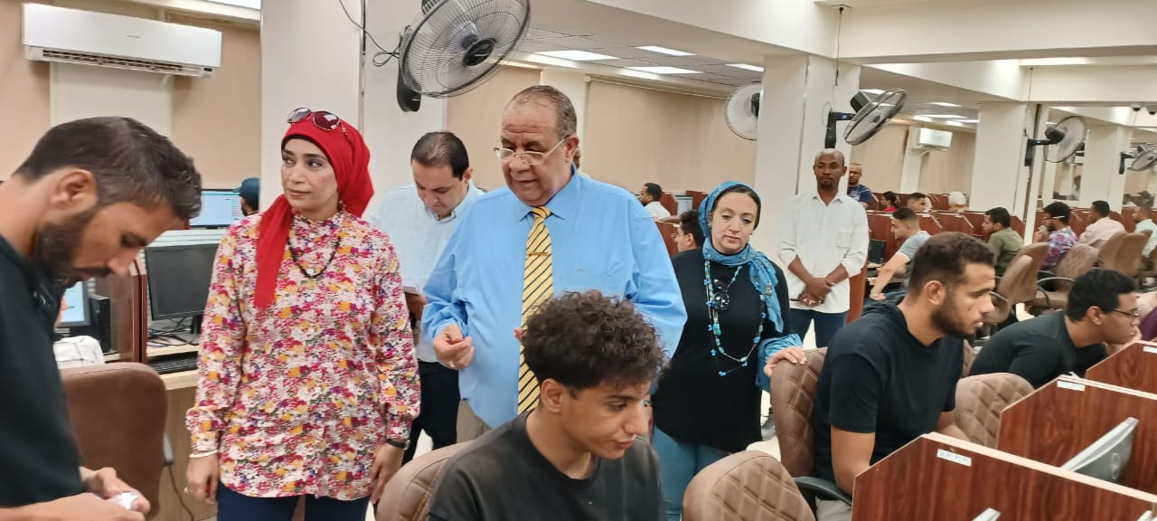 رئيس جامعة الأقصر يتفقد لجان الإمتحانات بالكليات رئيس جامعة الأقصر يتفقد لجان الإمتحانات بالكليات