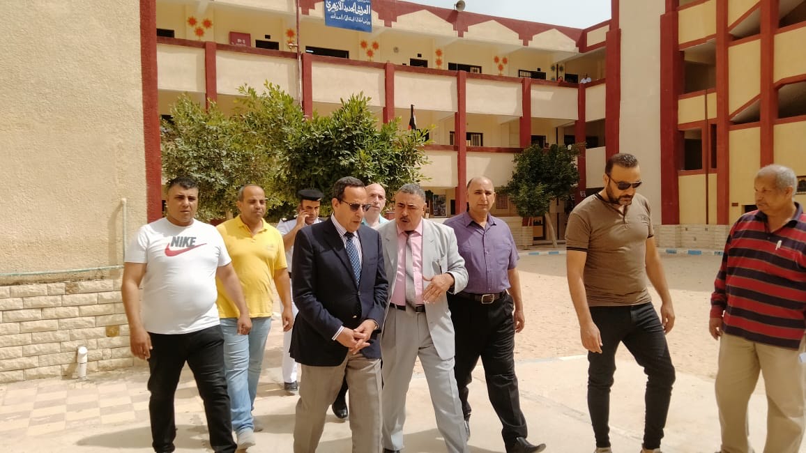 محافظ شمال سيناء يتفقد لجان امتحانات الثانوية الازهرية في العريش (2)