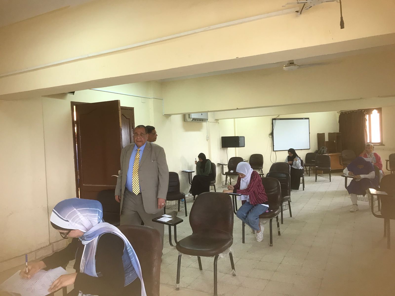 جانب من الجولات على لجان إمتحانات الكليات بالأقصر جانب من الجولات على لجان إمتحانات الكليات بالأقصر