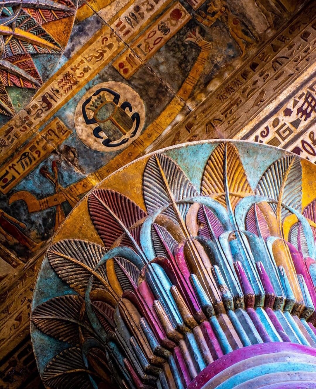 الألوان والنقوش الحضارية تظهر فى ترميمات سقف معبد خنوم