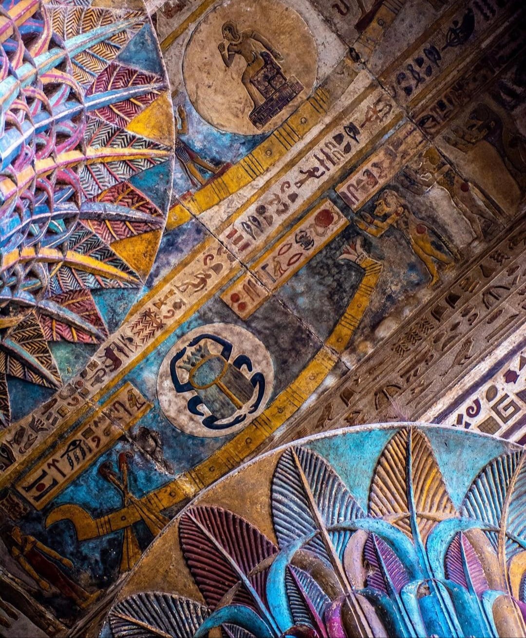 سحر الألوان والنقوش الحضارية تظهر فى ترميمات سقف معبد خنوم