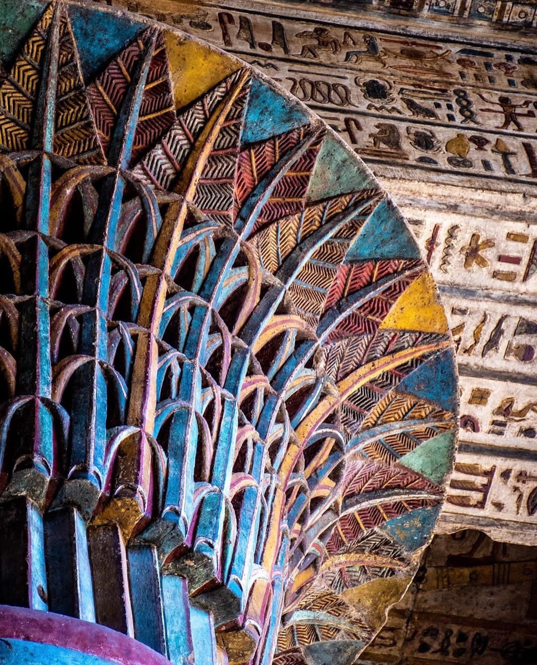 النقوش الحضارية تظهر فى ترميمات سقف معبد خنوم بإسنا