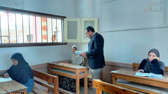 محافظ-شمال-سيناء-يتفقد-لجان-امتحانات-الثانوية-الازهرية-في-العريش-(3)