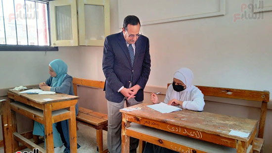 محافظ-شمال-سيناء-يتفقد-لجان-امتحانات-الثانوية-الازهرية-في-العريش-(1)
