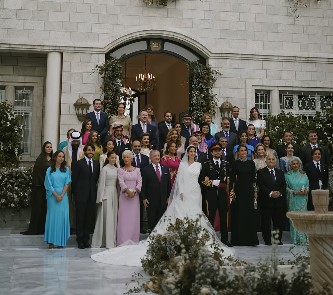 صورة عائلية من حفل زفاف الأمير الحسين