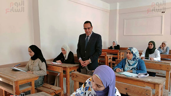 محافظ-شمال-سيناء-يتفقد-لجان-امتحانات-الثانوية-الازهرية-في-العريش-(4)