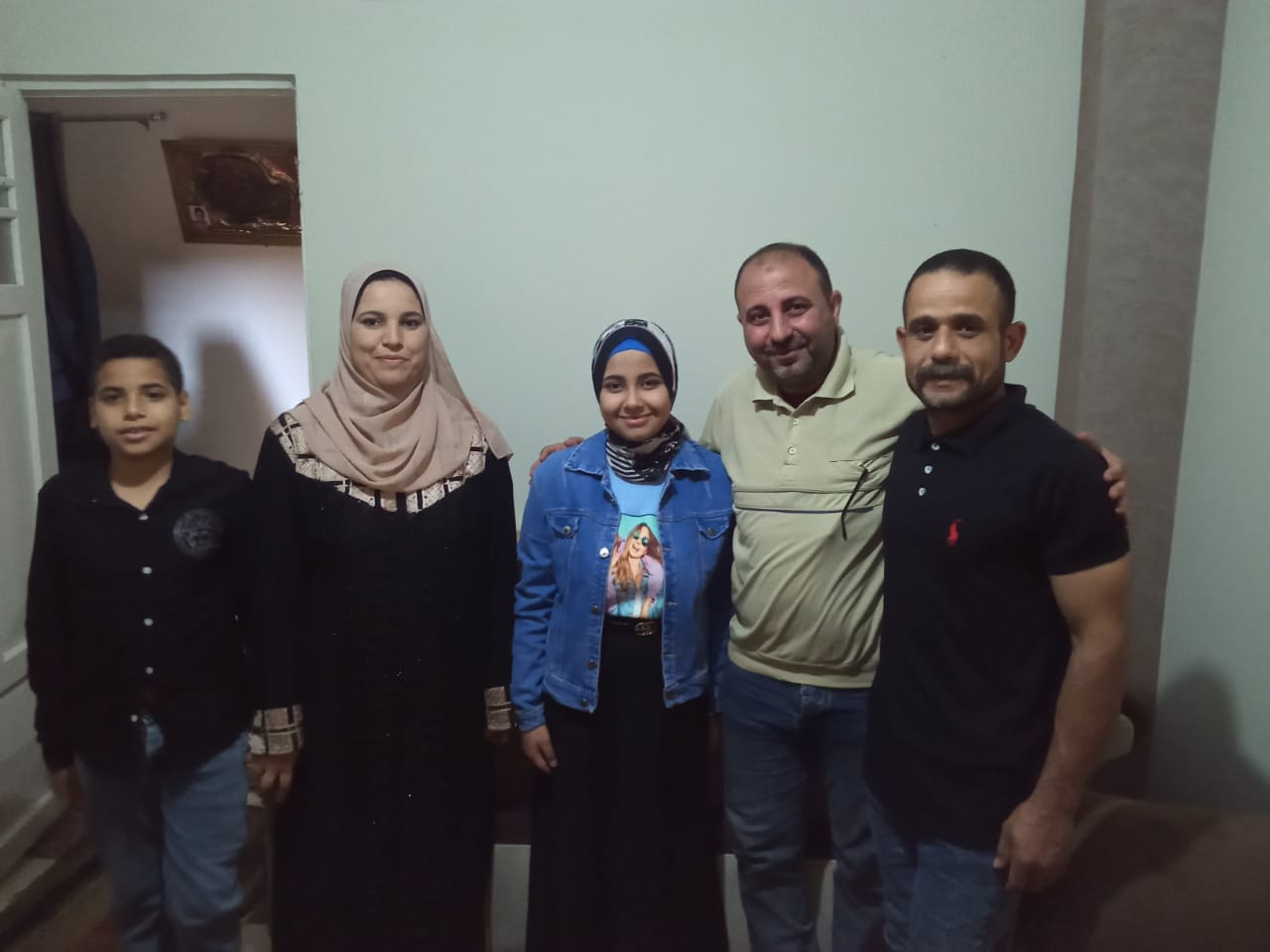 سعادة أسرة منار سعد الأولى على الشهادة الاعدادية