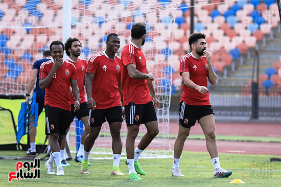 حوار جانبي بين اللاعبين خلال فقرات المران