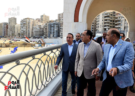 رئيس الوزراء يتفقد نفق السادات 45 بالاسكندرية (6)