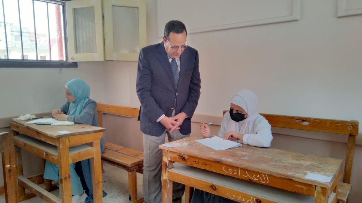 محافظ شمال سيناء يتفقد لجان امتحانات الثانوية الازهرية في العريش (1)